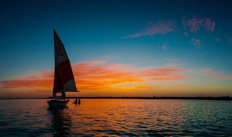 ¿Cómo contratar un velero privado en Laguna Bacalar?
